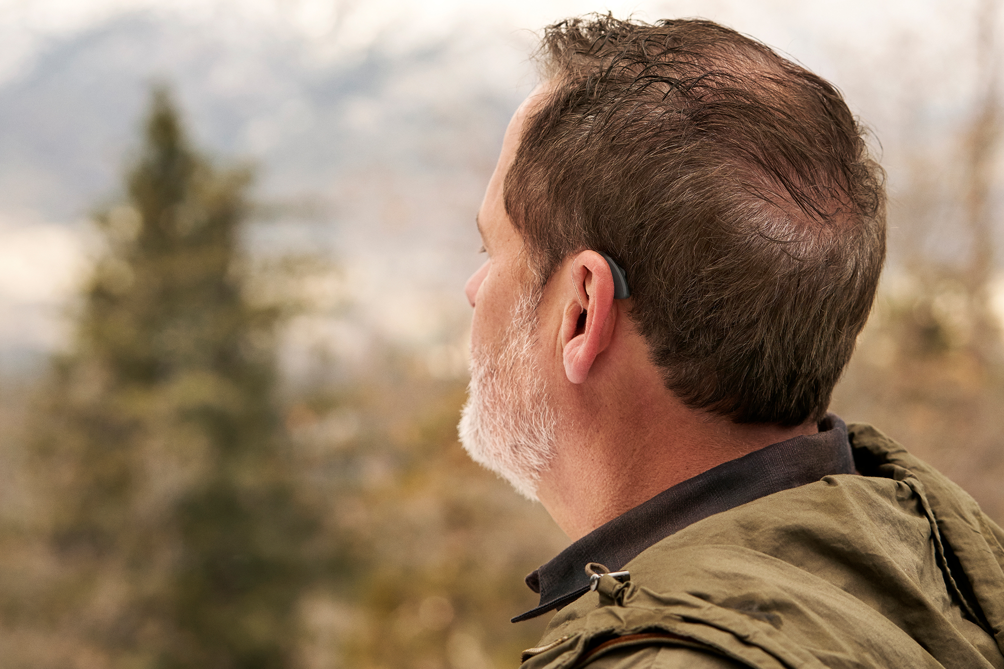 RIE am Ohr hinter Mann