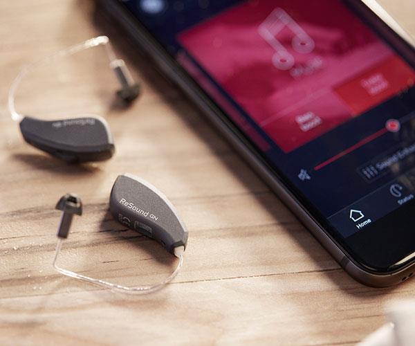 App iPhone auf dem Tisch