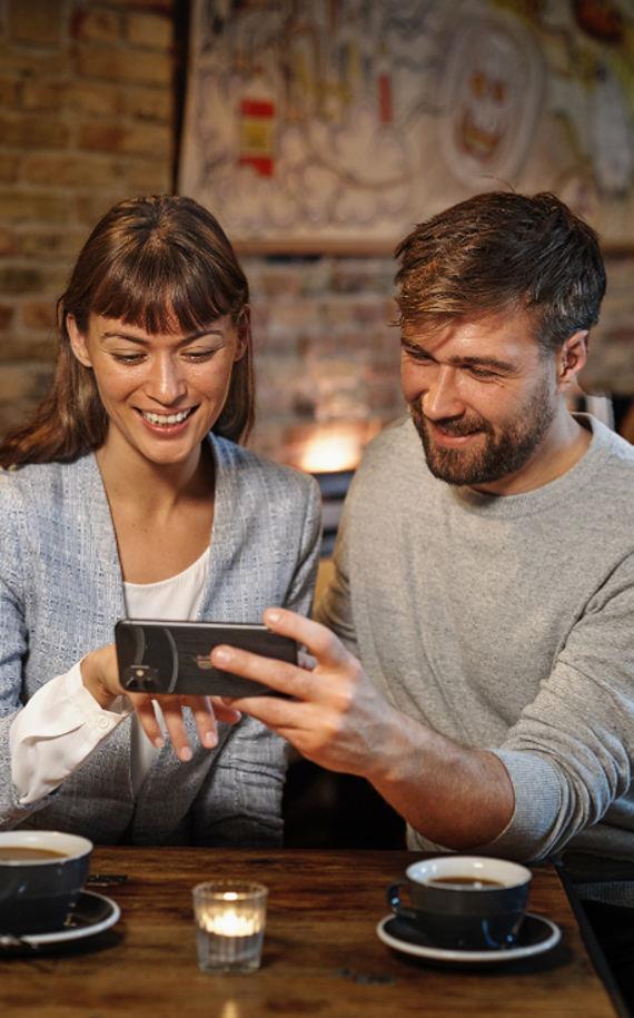 ReSound ENZO Q - Restaurant Coffee Couple Streaming Phone