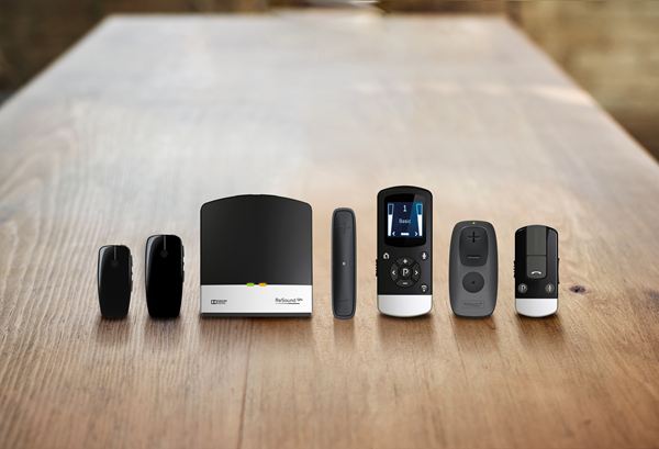 ReSound Wireless Zubehör auf einem Holztisch