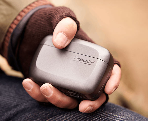 Ladeschale Natur in der Hand